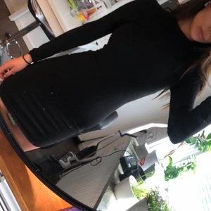 Svart tight långärmad klänning - NLY trend storlek small, stretchig. Sparsamt använd. Jag är 167cm lång! Köparen står för frakten💚