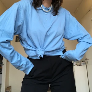 Oversized babyblå pikétröja - Jätte mysig pastellblå/bayblå pikétröja som går att bära knuten eller utan Knut för en mer baggy look! Sjukt snygg och i bra skick!