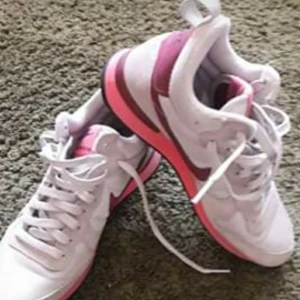 Nike Internationalist Mid storlek 39 - Snygga lite högre gymnastikskor. Beige, strakrosa och mörkröd. Som nya!