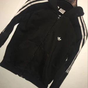 Adidas kofta med luva - Äkta Adidas kofta med luva i fint skick😊🌸