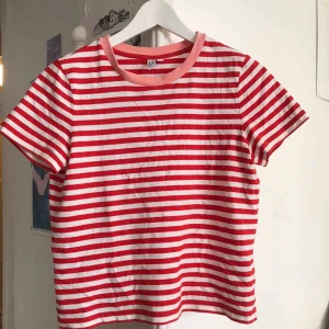  - Jättefin röd-rosa-randig t-shirt från &other stories! underbar sommartröja, som en glass! 💗 