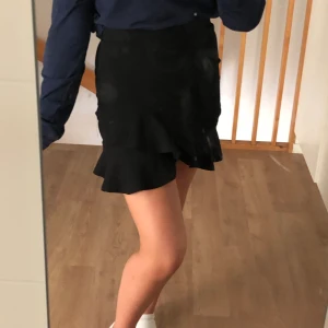 kjol, säljes eller bytes - säljer min älskade kjol med volanger. använd förra sommaren men i nyskick. passar till allt och är jätteskön. använder dock aldrig längre och kan tänka mig att antingen sälja den för ett bra pris eller byta mot en annan kjol (samma modell som bilderna)