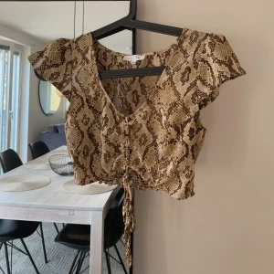 Söt topp  - Säljer denna söta topp från Nelly i storlek S. Knappt använd! 