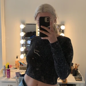 Monki storlek S - Tunn glittrig magtröja 50 kr 55 kr frakt