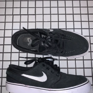 Nike janoski 35,5-36 - Nike janoski skor i storlek 35,5 men passar även en liten 36 med smal fot. Knappt använda då mina fötter är för breda. Lite slitna i bak bara. Frakt exluderad. 
