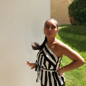 En randig topp från boohoo - En svart vit randig topp från boohoo. Passar en xs. Säljs för den inte är min stil och använd endast en gång som man ser på bilden