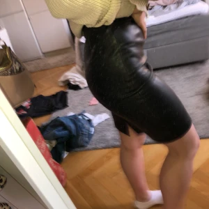 Fin skinnkjol  - En super snygg skinnkjol från jc, använd en gång så den är i nyskick! Köparen står för frakten 🥰🥰