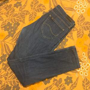 Kostnad: 300kr strl: M?                                            Jeans användna 2-3 ggr. Medelmidjade, väldigt bekväma med mycket stretch och mycket mjukt tyg 98% bomull 2% elastan. Storlek står inte men passar bra på medium. 