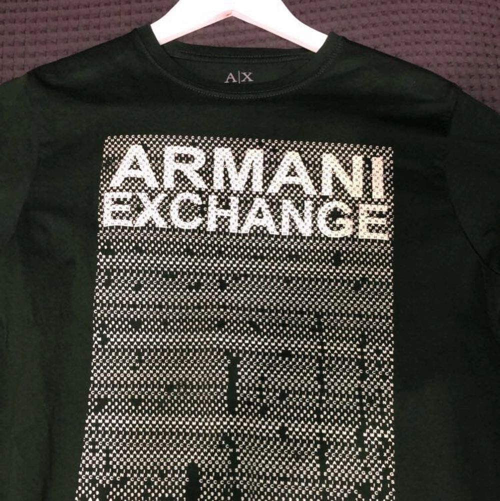 Äkta Armani Exchange med text av ”Armani Exchange” över hela rutan med små bokstäver. Använd typ 3-4 gånger. Pris kan diskuteras . T-shirts.