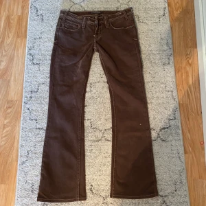 Lågmidjade bruna Bootcut💓 - Säljer dessa ursnygga jeans! Tycker om dem supermycket men de är tyvärr för små för mig! Om många är intresserade får ni Buda!💓💓 startbud: 150 kr + frakt 