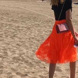 Kjol plisserad  - Superfin från beschka i Spanien 🇪🇸 Den är neon orange och är plisserad + ett rund mönster - skriv för närmare bild.  Passar xs -S💗