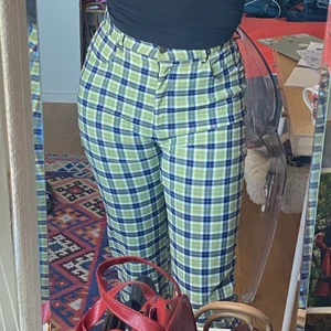 Mönstrade byxor - Skitsnygga mönstrade brallor med gröna, blåa och vita färger. Säljer för att de är för tajta för mej som brukar ha W31L32 så om du är mindre än det borde de passa. Frakt tillkommer ♥️