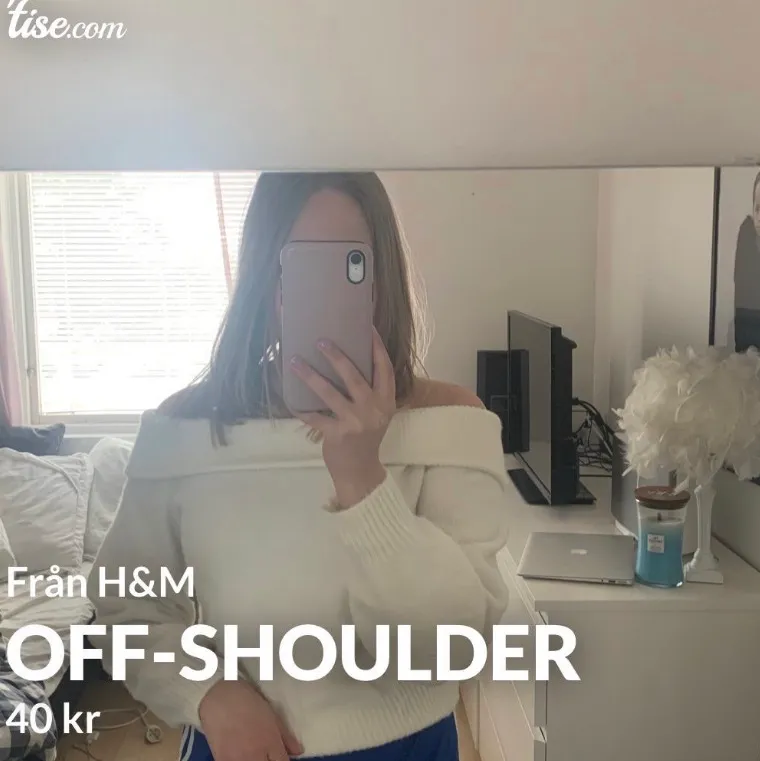 Sååå gullig off shoulder tröja från H&M, i storlek XS. Endast använd någon gång så i super bra skick! Har en pytteliten fläck mitt på som knappt syns. (Se sista bilden) Frakt tillkommer och betalning sker via swish💓 . Tröjor & Koftor.