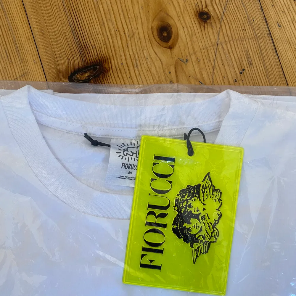 Jättefin tröja från Fiorucci med Keith Haring motiv. Aldrig använd. Storlek M. Nypris 1000kr!!!!. T-shirts.