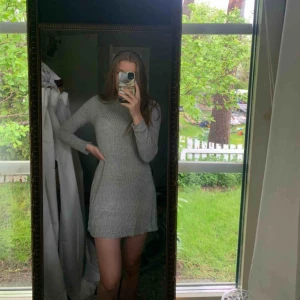  - En jättefin grå klänning från Pull & Bear i storlek L men jag har i vanliga fall 36. 