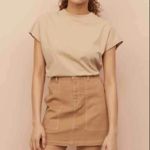  - Väldigt fin beige kjol att ha nu till sommaren! Kommer från HM och är även slutsåld där! Aldrig använd endast testad då den är för liten för mig, så mkt bra skick!🌟💕 Köptes för: 200kr Säljes för: 100kr