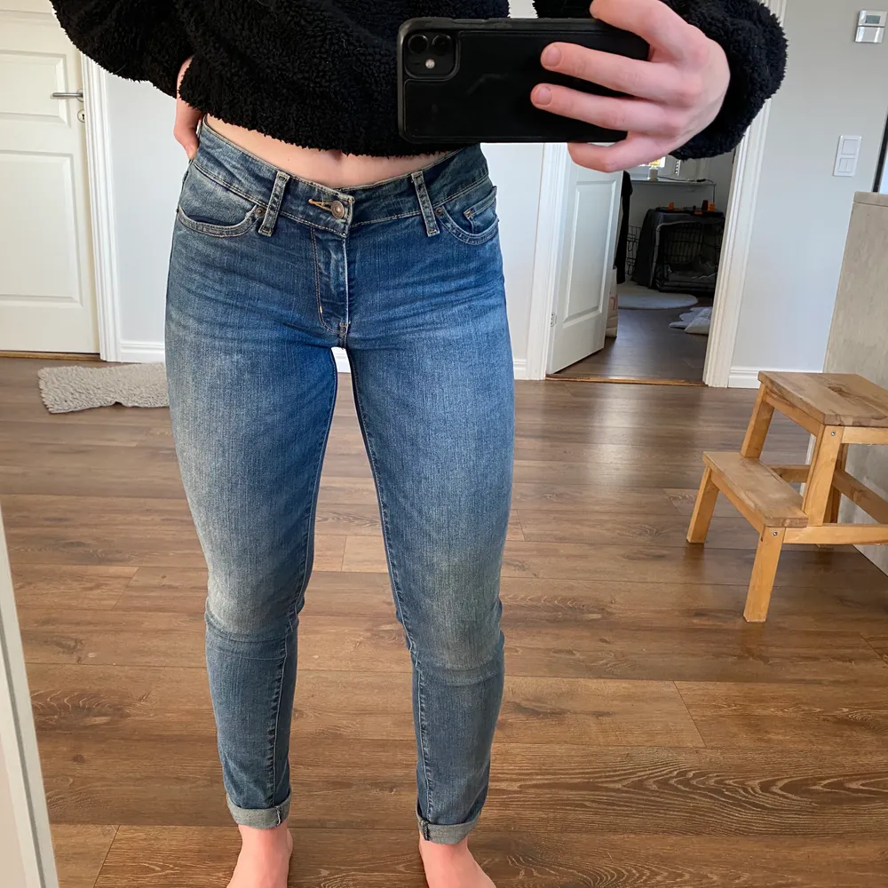 Jeans i nyskick 🧚🏻 Använd endast ett par gånger, tvättad endast en gång. Frakt ingår ❣️ Nypris 950. Jeans & Byxor.