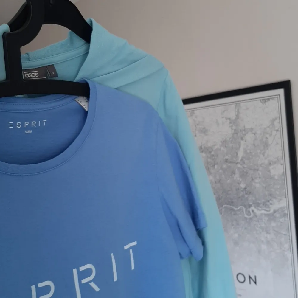 En blå tshirt från ESPRIT. Nyskick. Storlek S unisex. På sista bilden jämförs t-shirten med en annan blå färg :) FRI FRAKT inom Sveriges gränser.. T-shirts.