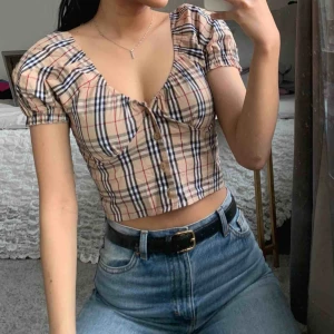  - Ny croptop , endast testad. Passar xs-s