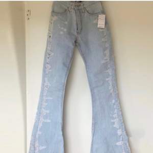 Säljer ett par super fina oanvänd bootcut jeans från humana köpta här på plick men försmå, ripped i sidorna och super häftiga storlek 25 