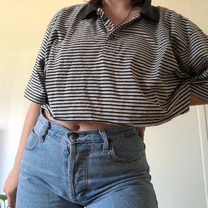 Cool croppad piké  - Svart grå vit randig oversized croppad pike. Priset inkl frakt🍒