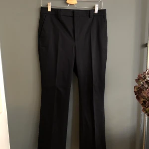 Filippa K, mörkblå kostymbyxor, S - Mörkblå kostymbyxor från Filippa K. Köpta på sample sale, använda ett fåtal gånger. Fint skick!