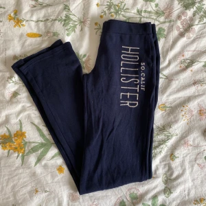 Jättesnygga mjukisbyxor! - Skitnajs marinblå mjukisbyxor från hollister i storlek XS. Straight leg (se bild 2). Tyvärr finns det inget snöre i midjan och de är i hyfsat använt skick, därför kostar de endast 60 kr + frakt!