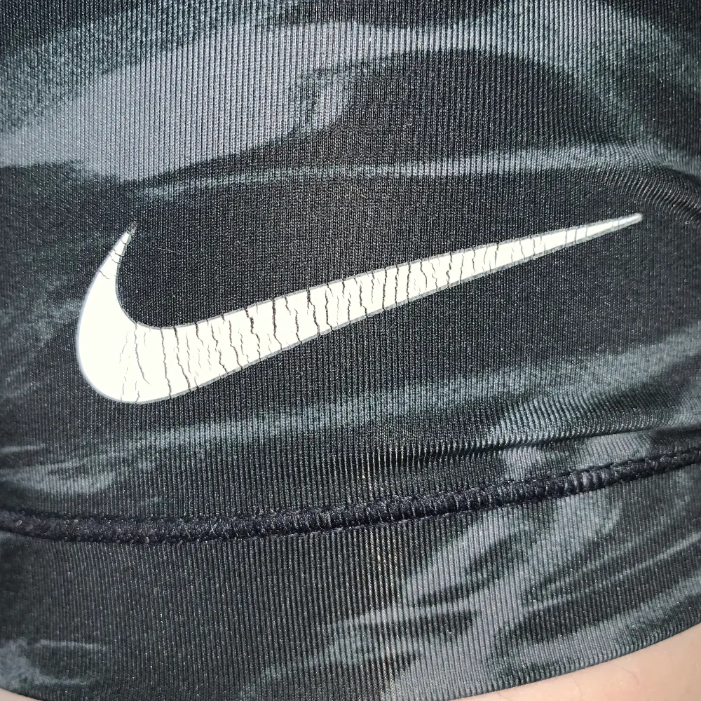 Supersnygga shorts den Nike. Märket har sprickor, men annars i bra skick. Priset är INKLUSIVE frakt.. Shorts.