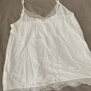 Linne med spets  - Perfekt baslinne att ha under kavajen eller som det är. 