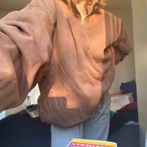  - Säljer en oversized brun collegetröja p g a att jag inte har användning för den! 🌸🌸🌸 fler bilder skickas vid intresse