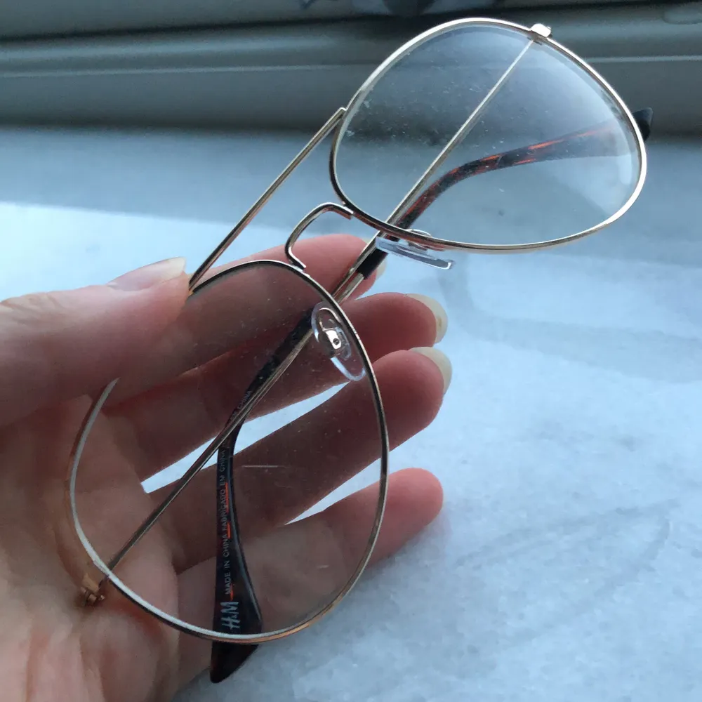 Nya hm glasögon som har guldiga ramar! Ordinarie pris är 99kr men den säljes billigt nu! Passa på!. Accessoarer.