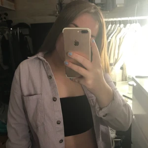 Manchester skjorta  - Ljuslila manchester skjorta ifrån hm dividend. Aldrig använd då jag hade velat ha den i en större storlek men supersnygg att ha den som jag har den på bilden men också stängd. 