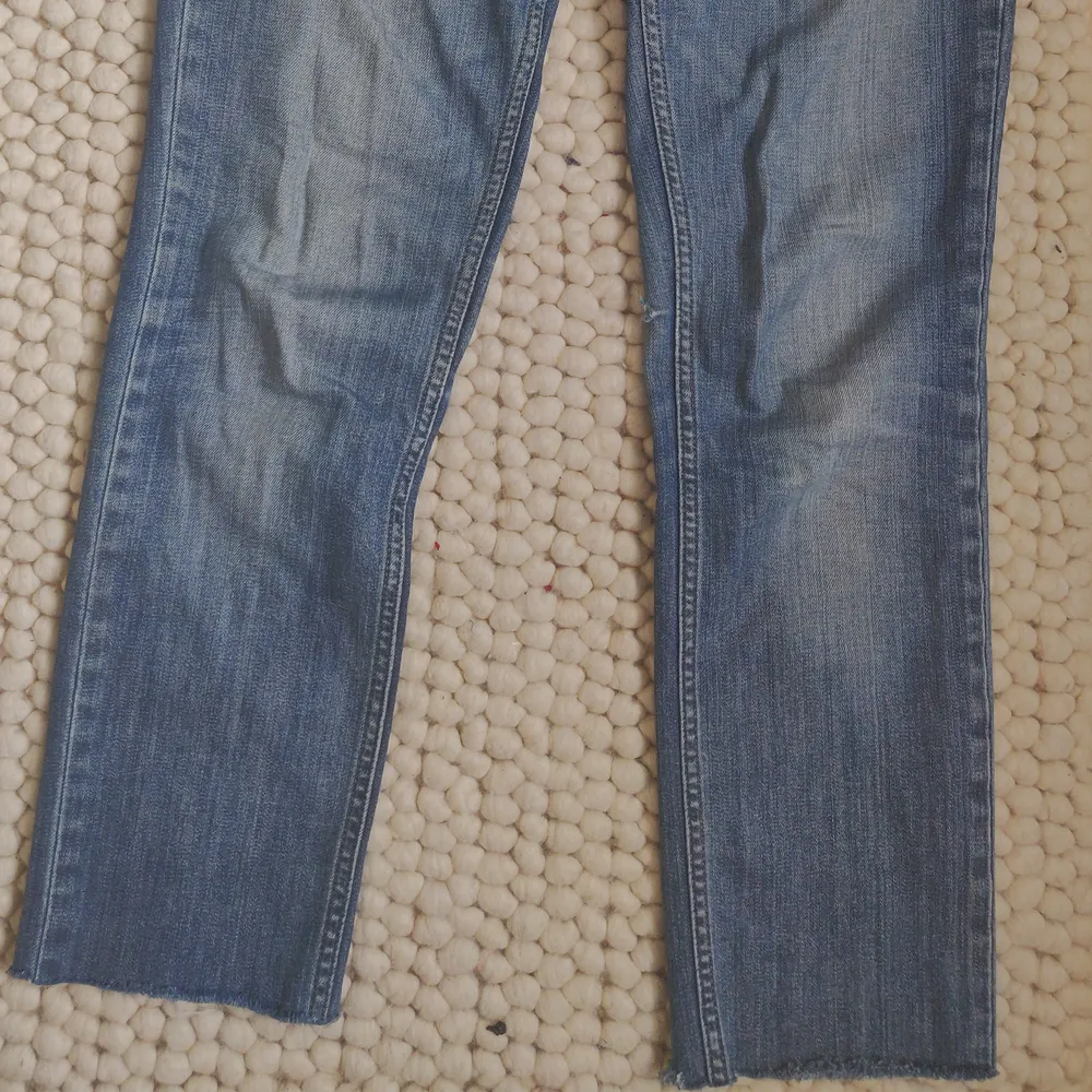 Skitfina jeans från Acne i ljus tvätt. Rå kant nertill och en snygg slitning vid sidan av knät. Storlek W31 och L27, passar mig som är 175cm lång. Köpare står för frakt. ✨. Jeans & Byxor.