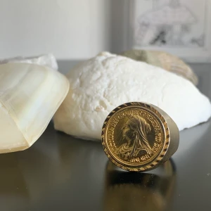 Guldig ring - Jättefin guldring köpt här på plick men för stor för mig tyvärr. Ungefär 2 cm i diameter. Frakt tillkommer💫