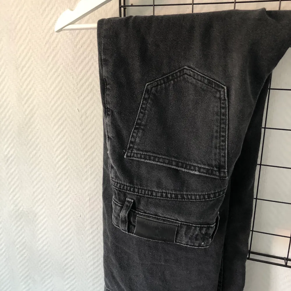 Svarta jeans köpta från Na-kd från märket mango. Passar någon med korta ben(under 160cm lång) skulle jag vilja säga hade passat bäst. Köptes för 399kr säljes för 189kr+GRATIS FRAKT 📦 . Jeans & Byxor.
