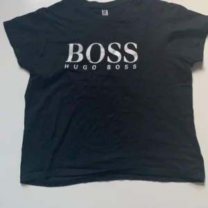 En Hugo Boss tröja - Tröjan är gått som ny. Den passar både tjejer och killar. 50kr pluss frakt inkommer. (Du som tjej och vet att din kille fyller år snart och du vill inte ge något för dyrt men ändå något som en ”kille typiskt” gillar så är en Boss tröja perfekt)💕
