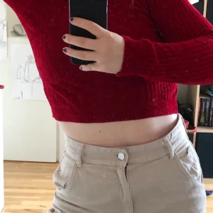 Röd tröja - Säljer denna röda tröja från Urban outfitters. Jättemysig i en fin röd färg!