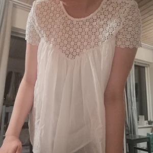 Zara Blouse  - Vit, silkesblus med två "undertyg", jättefin knäppning i ryggen ! Den passar utmärkt till sommardagar och finare tillfällen ! ✨