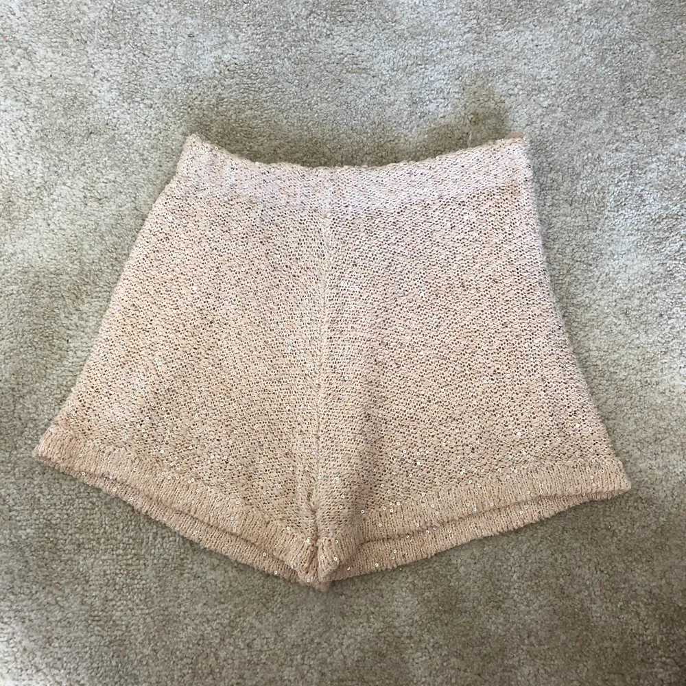 Ljusrosa oanvända glittershorts, endast provade💖 one size men skulle säga att de passar allt från XS-M. . Shorts.