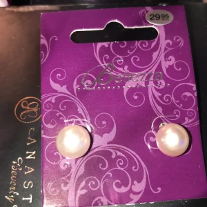 Nya örhängen  - Nya örhängen aldrig använda vet ej vart jag köpte dom ny pris ca 50kr 