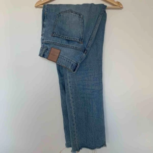  - Blå jeans från & Other Stories i strl 28! Frakt tillkommer 🌼