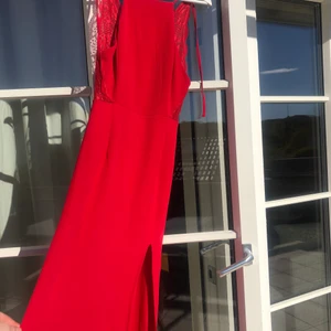 Balklänning från Nelly  - Lång balklänning med slits och spets rygg , storlek 34 