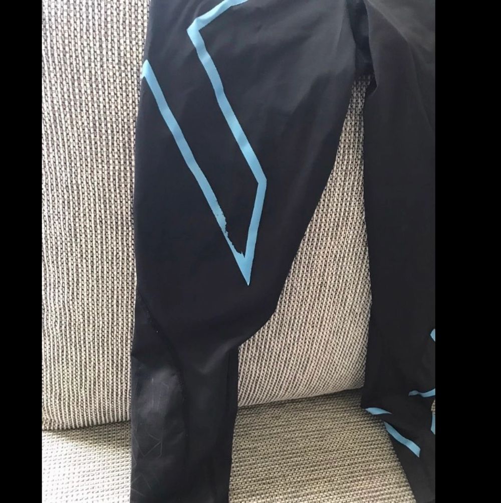 Träningstights från 2XU (äkta), orginalpris 799 kr. Välanvända och därför har vissa stripes börjat tappa fäste (se bilder). I storlek XS, ganska små men stretchiga byxor. Frakt tillkommer och betalning sker via swish💓 Skicka ett meddelande om du har några. Jeans & Byxor.