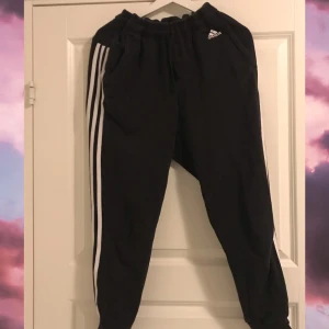 Adidas mjukisbyxor från Stadium - Pågrund av alldeles förkorta ben för min längd (176cm) säljes dessa nästintill oanvända byxor till ett mycket bra pris. Köpta för 400kr