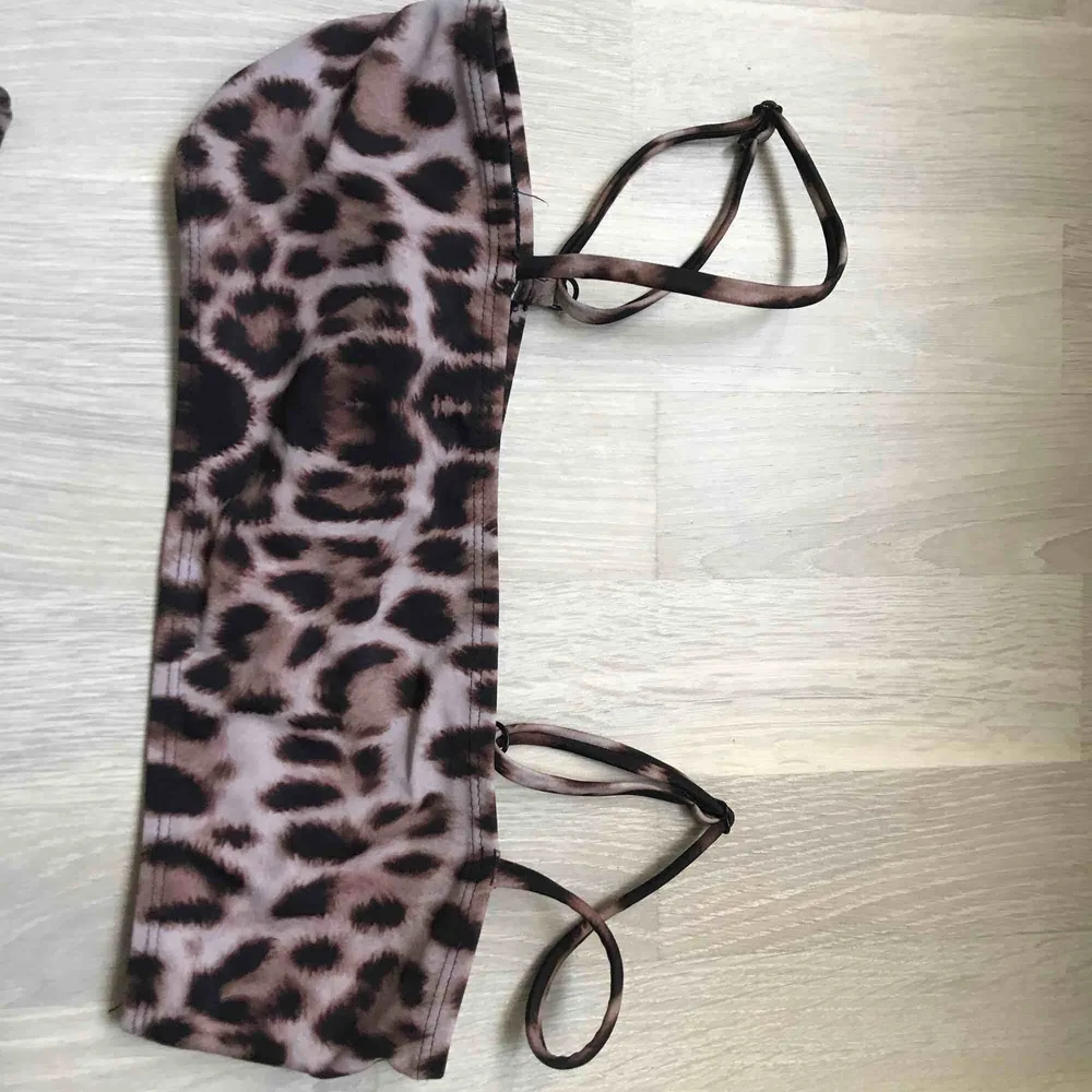 En slutsåld och så himla snygg bikini från Na-kd!😍 riktigt fint leopardmönster på de högmidjade bikinitrosorna och toppen💞 frakt står köpare för!. Toppar.