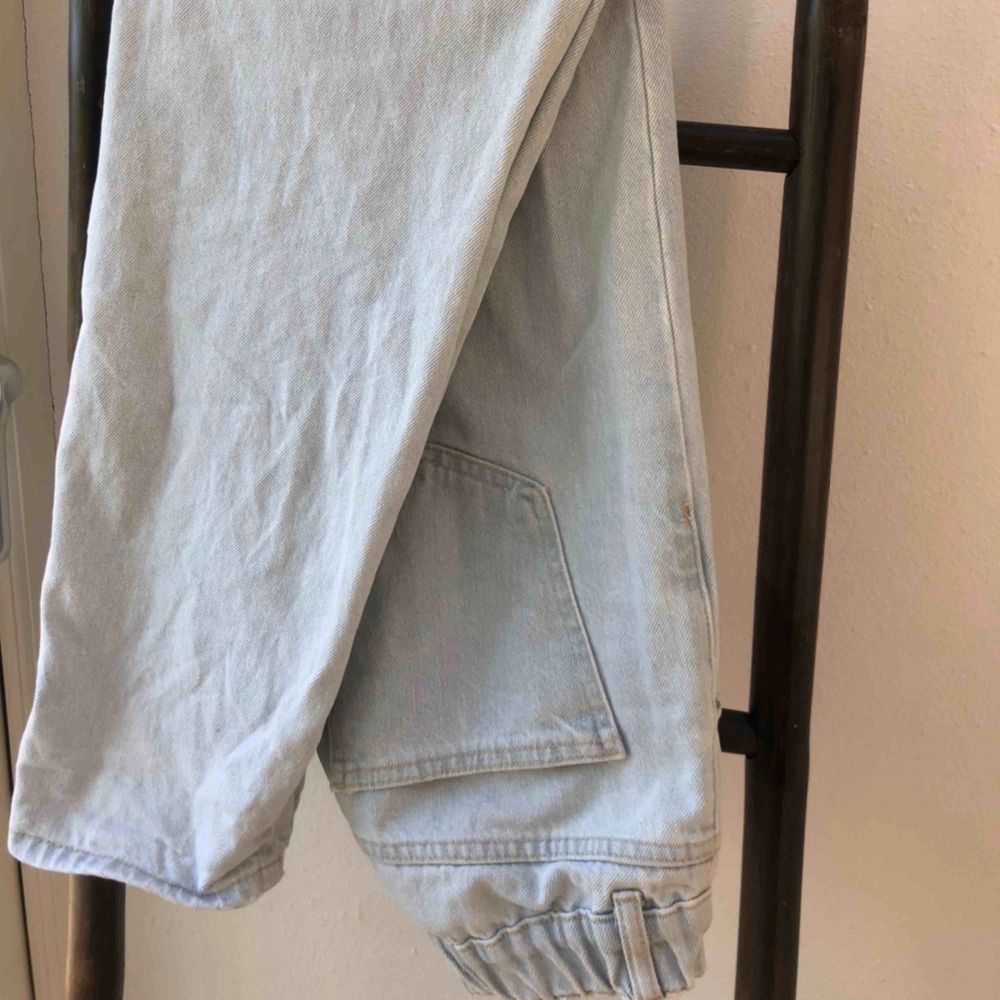 Säljer dessa skit fina jeansen från pull & bear! Snygg modell och är som ett par mom jeans/ballong jeans. Snygg ljusblå färg inför sommar och vår! 😍 Skriv för fler bilder och frågor!😊 . Jeans & Byxor.