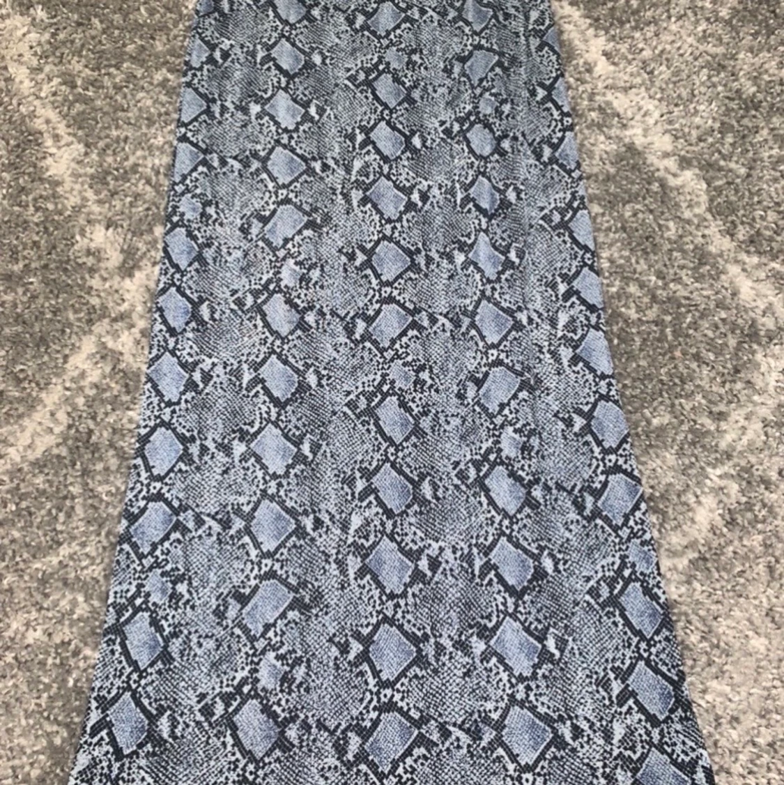 Ormmönstrad längre kjol