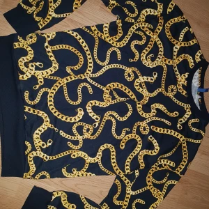 Cool tröja med motiv av guldkedjor  - Tröjan är i storlek M och i väldigt bra skicka då jag knappt användt den alls. 100kr plus frakt 🤗 