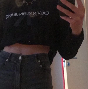 Calvin Klein sweatshirt  - Säljer denna snygga Calvin Klein sweatshirt i väldigt fint skick. 