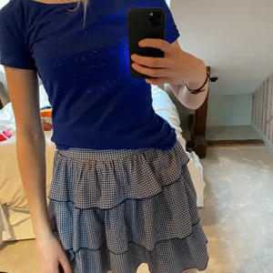 Armani tröja - Supercoola Armani tröja köpt för ca 3 år sedan. Använd ett fåtal gånger. Några diamanter fattas men den är supersnygg ändå. 